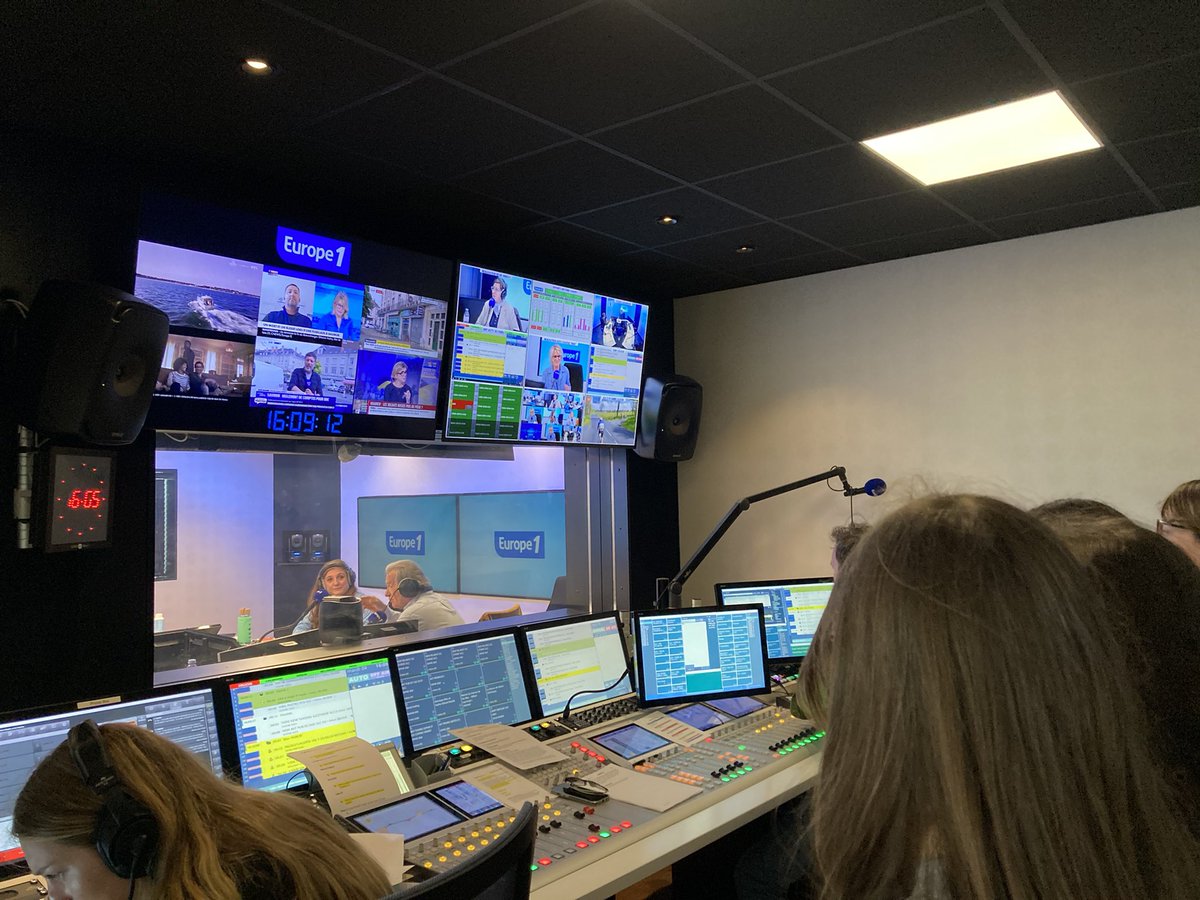 LeCLEMI's tweet photo. Après la cérémonie, les lauréats #Médiatiks2024 assistent à une visite d’un média partenaire du CLEMI :
@radiofrance 
@Europe1
@le_Parisien 
@FranceTV 
@FleurusPresse 
@BFMTV 
Rencontres journalistes et visite des studios : les élèves découvrent les coulisses de l’info ! https://t.co/S5NEGgHfOi