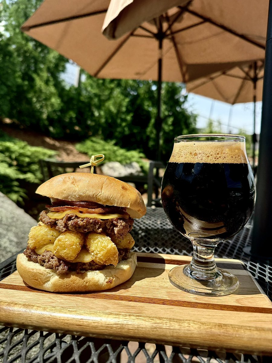 😍New Burger of the Week Alert!🚨

• Double Smash Stack 🍔
• Smoked Gouda 🧀 
• Tots 🥔 
• Bacon 🥓 
• Grilled Onion 🧅 

Currently serving, and available all week while supplies last! 🏃🏻‍♂️🏃‍♀️💨

Beer pictured: Evana (10%) Russian Imperial Stout w/ Cacao Nibs 🍻