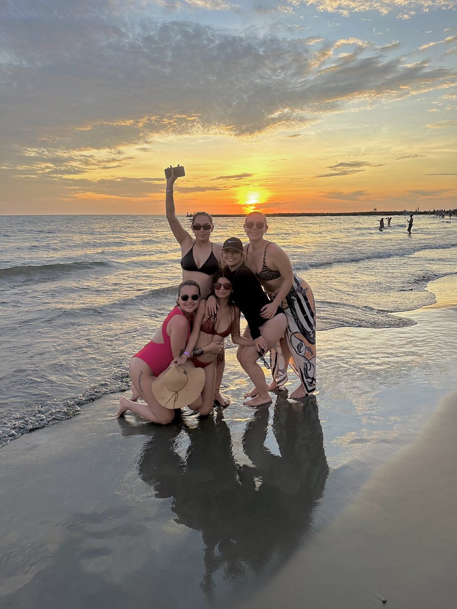 Ir al mar con tus amigas es una curita al corazón, tengo evidencia y cero dudas🌸
