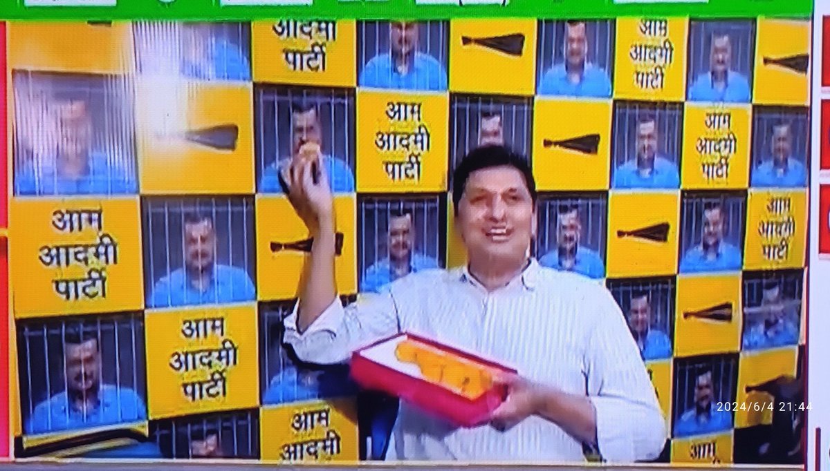 इसी को कहते है, बेशर्मी कि हद पार l दिल्ली में 7 में से 7 सीट हारने के बाद भी, अपना हारे हुए नेता तथा शराब घोटाले में अभियुक्त को मिठाई खिलाते हुए फोटो मीडिया को दिखा रहे है l ऐसा निर्लज्ज काम, <a href="/AamAadmiParty/">AAP</a> ही कर सकता 😄😄
