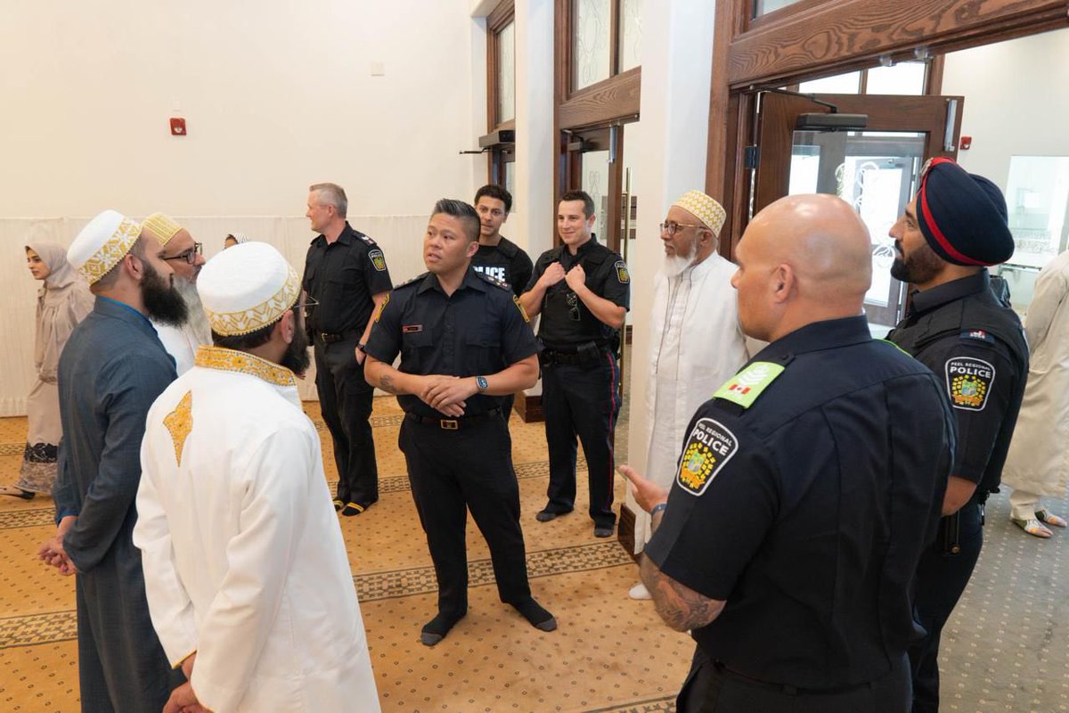 Bohras_Canada's tweet photo. The @Dawoodi_Bohras of #Mississauga hosted an appreciation dinner themed 'Unity in Service' to honor the first responders in the local community. 
They celebrated their dedication and selfless service, breaking bread together to strengthen bonds of friendship. @PeelPolice https://t.co/WMXdnbrI9O