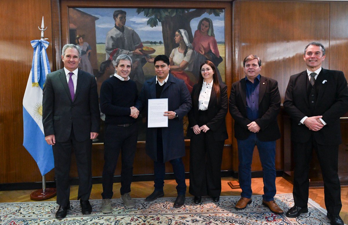 LuisCaputoAR's tweet photo. Les cuento algo que para mí representa un cambio de época:
hoy recibimos junto a @pabloquirno a Claudio Vidal, gobernador de Santa Cruz, y a su equipo de gobierno. 
Vino a pedir plata? 
No, vino a CANCELAR deuda de la provincia con la Nación por 23 mil millones de pesos. 
Se comprometió también a cancelar para antes de fin de año deudas de electricidad y gas que mantiene la provincia con la Nación por más 20 mil millones de pesos. 
Nos contó además las oportunidades de inversión que está gestionando para su provincia, particularmente en energía y ganadería. 
Excelente gestión del gobernador
🇦🇷🇦🇷🇦🇷

Pd: feliz cumpleaños Claudio!