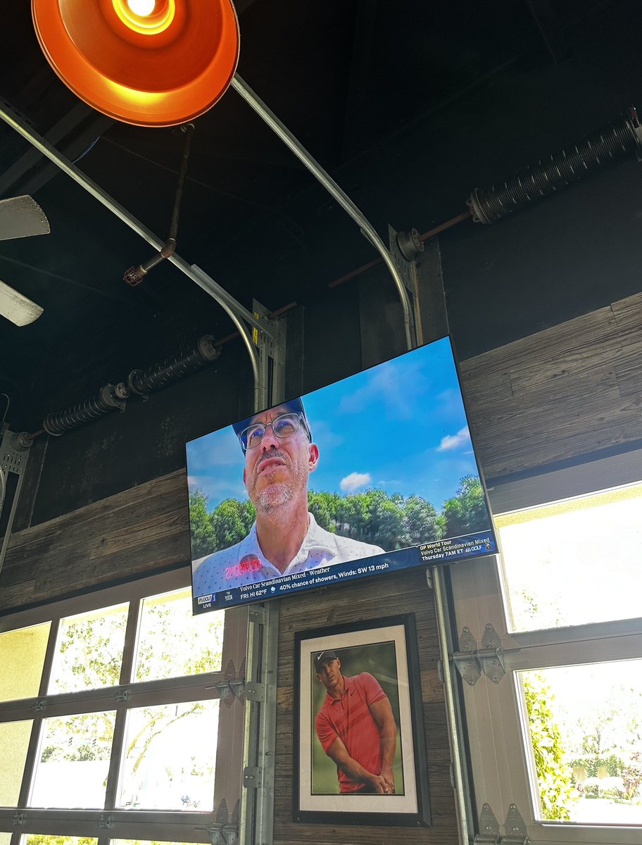 PayProMatt's tweet image. Grabbing some lunch. Just noticed both of golf’s GOATS here at the pub. @acaseofthegolf1 @TigerWoods ⛳️🔥