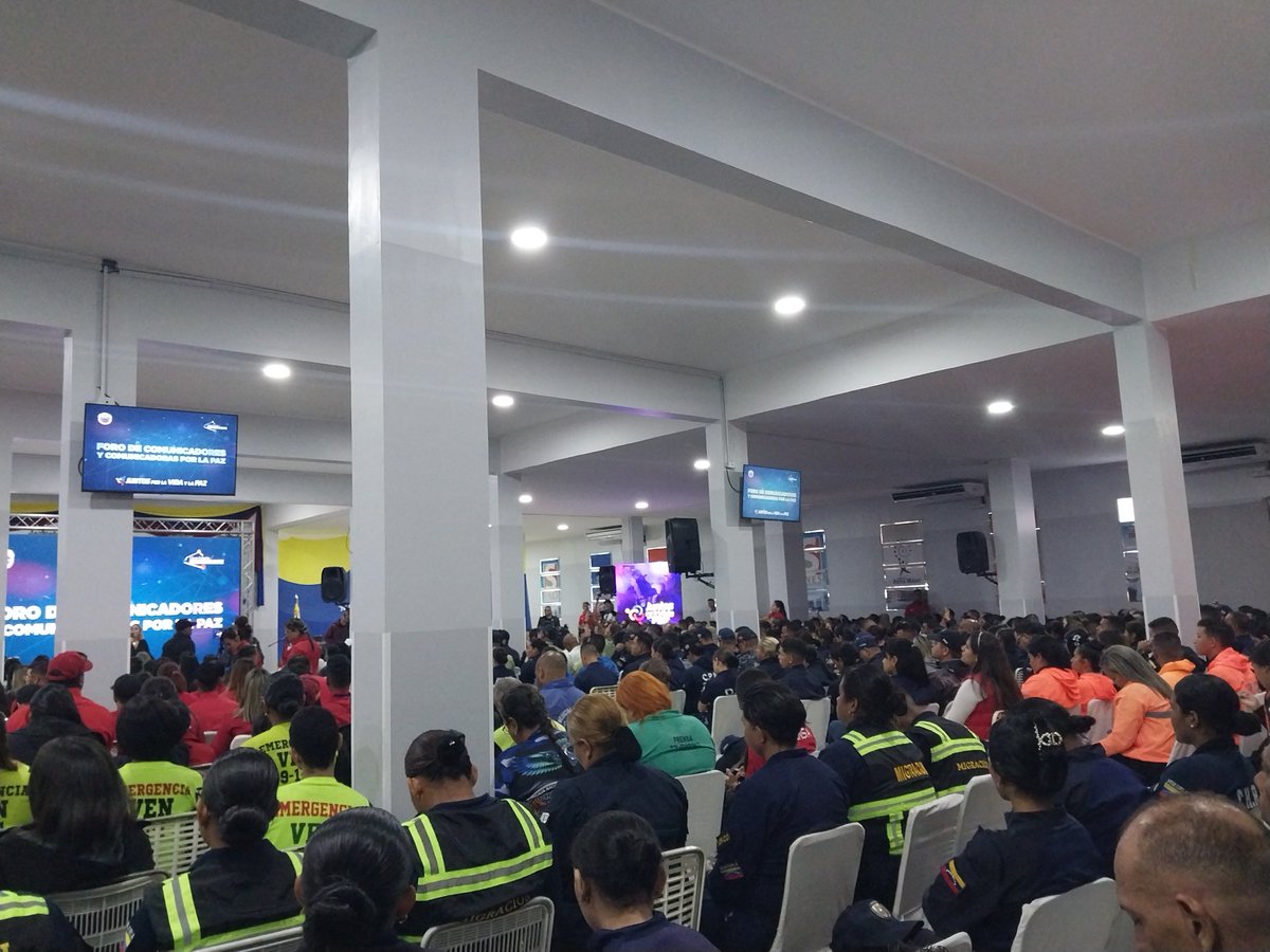 LuisnerArrieta's tweet photo. #Caracas en el foro de comunicadores y comunicadoras de la paz, impulsado por @MijpVzla para garantizar la verdad, romper con la censura y la descalificación, para asi defender la paz Nacional como garantia de crecimiento y desarrollo de nuestra Patria.
@VenezuelaSaime https://t.co/jI4MAHxdRF
