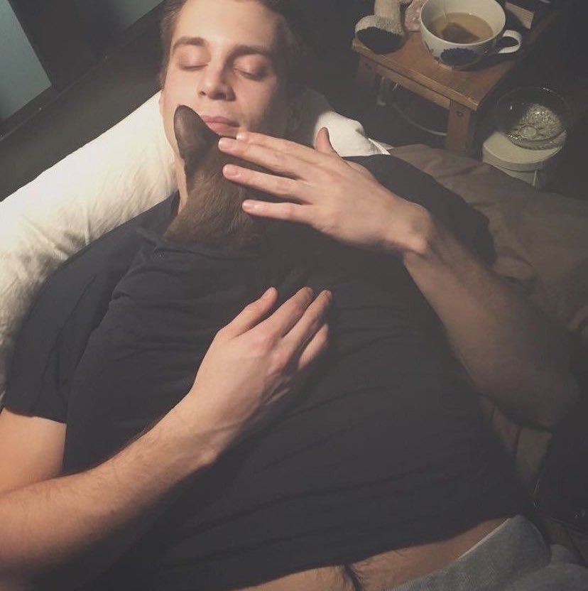 мой сосед по общаге притащил животинку в комнату.