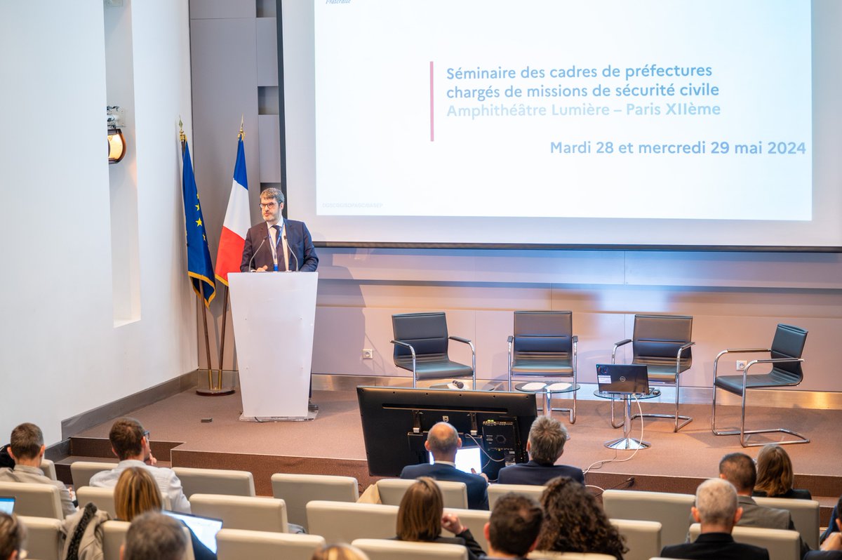 SecCivileFrance's tweet photo. 📌 Doctrine, retours d'expérience et grands événements (JOP, Beauvau de la Sécurité civile) : deux jours d'échanges intenses lors du séminaire des #SIDPC. 
💻 Les acteurs territoriaux et nationaux se sont réunis pour échanger sur la prévention des risques et la gestion de crise. https://t.co/QJbBCmxKF1