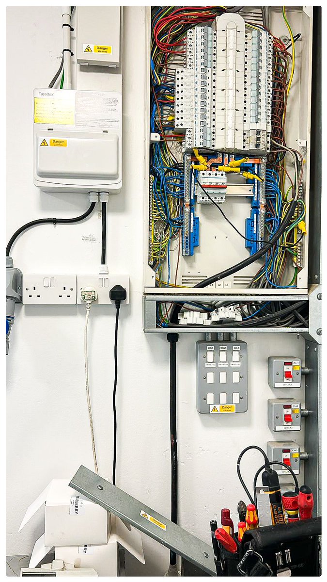 Cookskitchen23's tweet photo. Electrics start today - what a task....!

#bakedgoods #cakes #coffee #cooksandpartners #cookskitchenwimbledonpark #communitycafe #freshlybaked #icecream #lunches #merton #pastries #salads #sandwiches #savouries #soups #teas #toasties #wimbledon #wimbledonpark https://t.co/zBOLyKIEr4