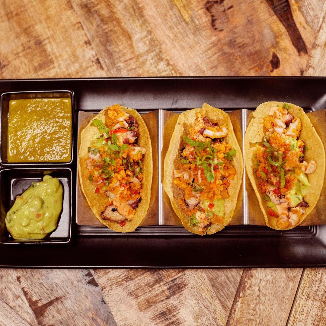SegundoMuelleVE's tweet photo. Hoy abordaremos con unos tacos de pulpo y camarón, con mucho guacamole y extra de limón 🍋
No olvides tomar el timón y pedir los tuyos en tu próxima visita🙌🏻
#SegundoMuelle #Venezuela #4Jun https://t.co/clXuncBqRJ