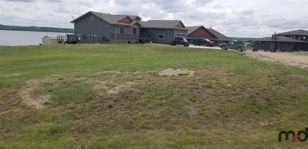 McDougall Auctioneers is pleased to offer an UNRESERVED Bareland Condo lot located in Sundale, SK. 

5 Tawa Point in Sundale is a corner lot with an unobstructed lake view.

This auction closes on June 26th at 1pm CST.