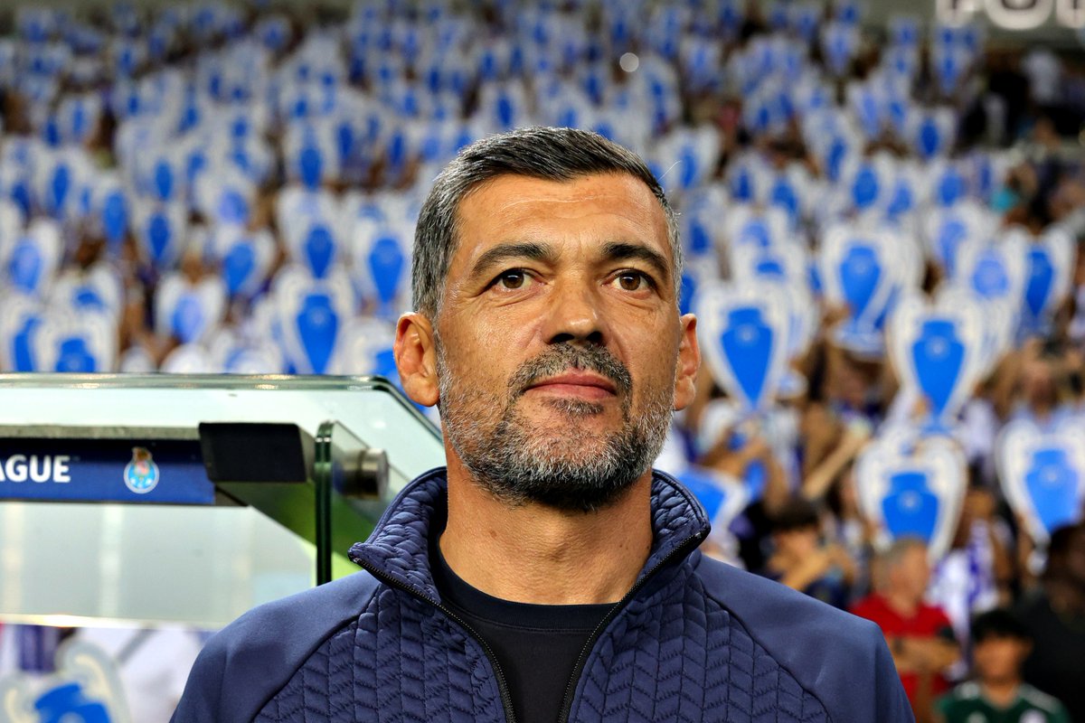 "Termina hoje um ciclo. Um ciclo que começou há mais de 30 anos, quando o meu pai me trouxe até à porta do Estádio das Antas para iniciar a maior viagem da minha vida. Os 120km que separam Ribeira de Frades do que é hoje o Dragão pareciam um mundo. Mas o meu mundo, pelas portas