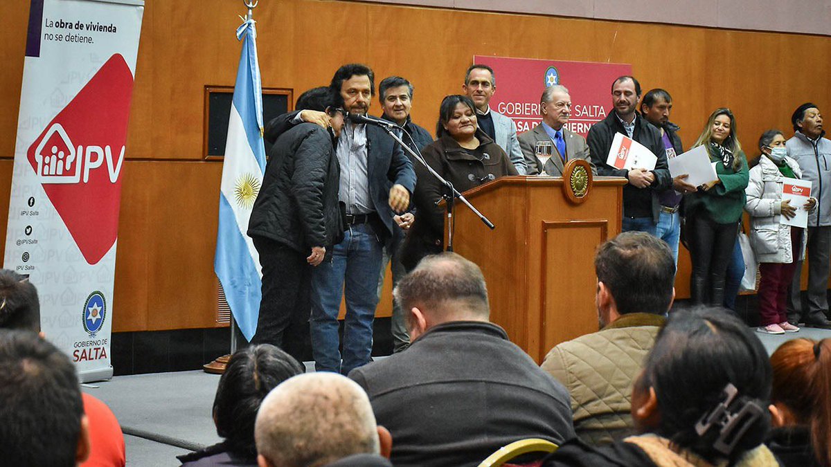 ✅Hoy entregamos 200 escrituras a familias de capital y del interior. 

🙎🏼‍♂️🙍🏾‍♀️Muchas de ellas esperaron décadas para obtener el título de su vivienda que les brindará seguridad jurídica.

👏👏Felicidades!!!