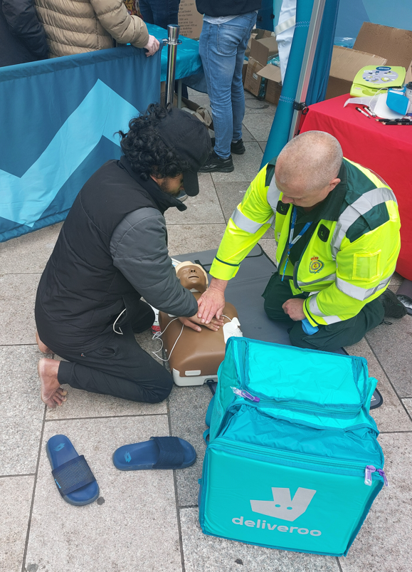 SaveALifeCymru's tweet image. Pleser  @savealifecymru  oedd ymuno gyda Tim Rheoli'r Ganolfan @cyngorcaerdydd  @HeddluDeCymru @TanDeCymru  yn nigwyddiad  @deliveroo  yng Nghaerdydd heddiw.  Cyfle gwych i rannu ein gwybodaeth am CPR gyda'r trigolion.