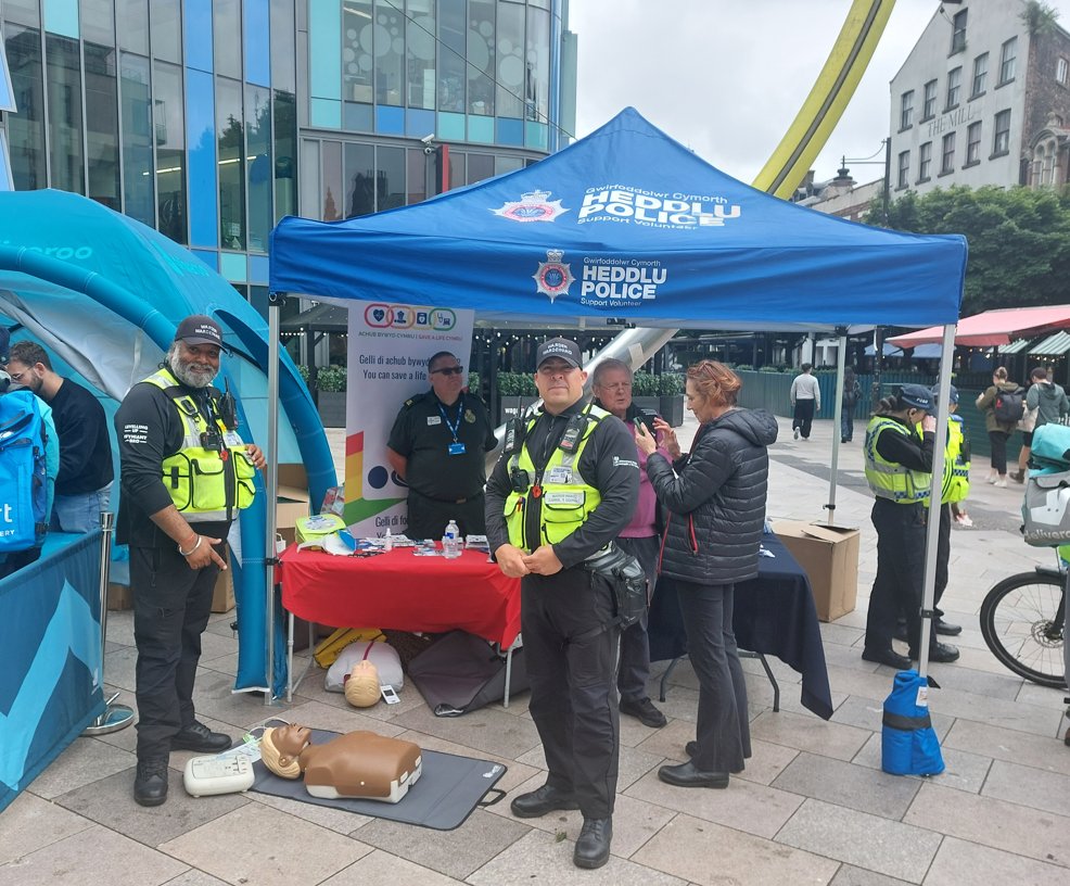 Achub Bywyd Cymru / Save a Life Cymru (@savealifecymru) on Twitter photo Pleser @savealifecymru oedd ymuno gyda Tim Rheoli'r Ganolfan <a href="/cyngorcaerdydd/">Cyngor Caerdydd</a> <a href="/HeddluDeCymru/">Heddlu De Cymru</a> <a href="/TanDeCymru/">Gwasanaeth Tân ac Achub De Cymru</a> yn nigwyddiad @deliveroo yng Nghaerdydd heddiw. Cyfle gwych i rannu ein gwybodaeth am CPR gyda'r trigolion. Pleser @savealifecymru oedd ymuno gyda Tim Rheoli'r Ganolfan <a href="/cyngorcaerdydd/">Cyngor Caerdydd</a> <a href="/HeddluDeCymru/">Heddlu De Cymru</a> <a href="/TanDeCymru/">Gwasanaeth Tân ac Achub De Cymru</a> yn nigwyddiad @deliveroo yng Nghaerdydd heddiw. Cyfle gwych i rannu ein gwybodaeth am CPR gyda'r trigolion.