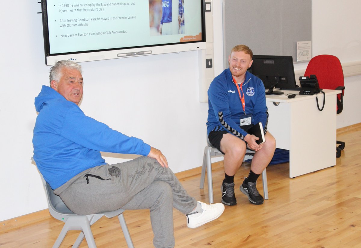 deyeshigh's tweet photo. Today, @EFC legend Ian Snodin met Y9 students as part of the #TacklingTheBlues mental health literacy programme supported by @EITC @edgehill @TateLiverpool. Ian explained how connections, confidence and adapting to change helped his career and answered students' questions. #Snods https://t.co/Ugnzrn0oLV