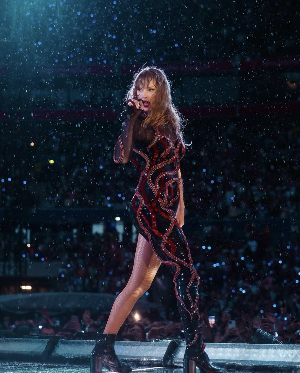 this picture is insane!!!!!! the rain literally looks like glitter sparkling around her!!!!!!