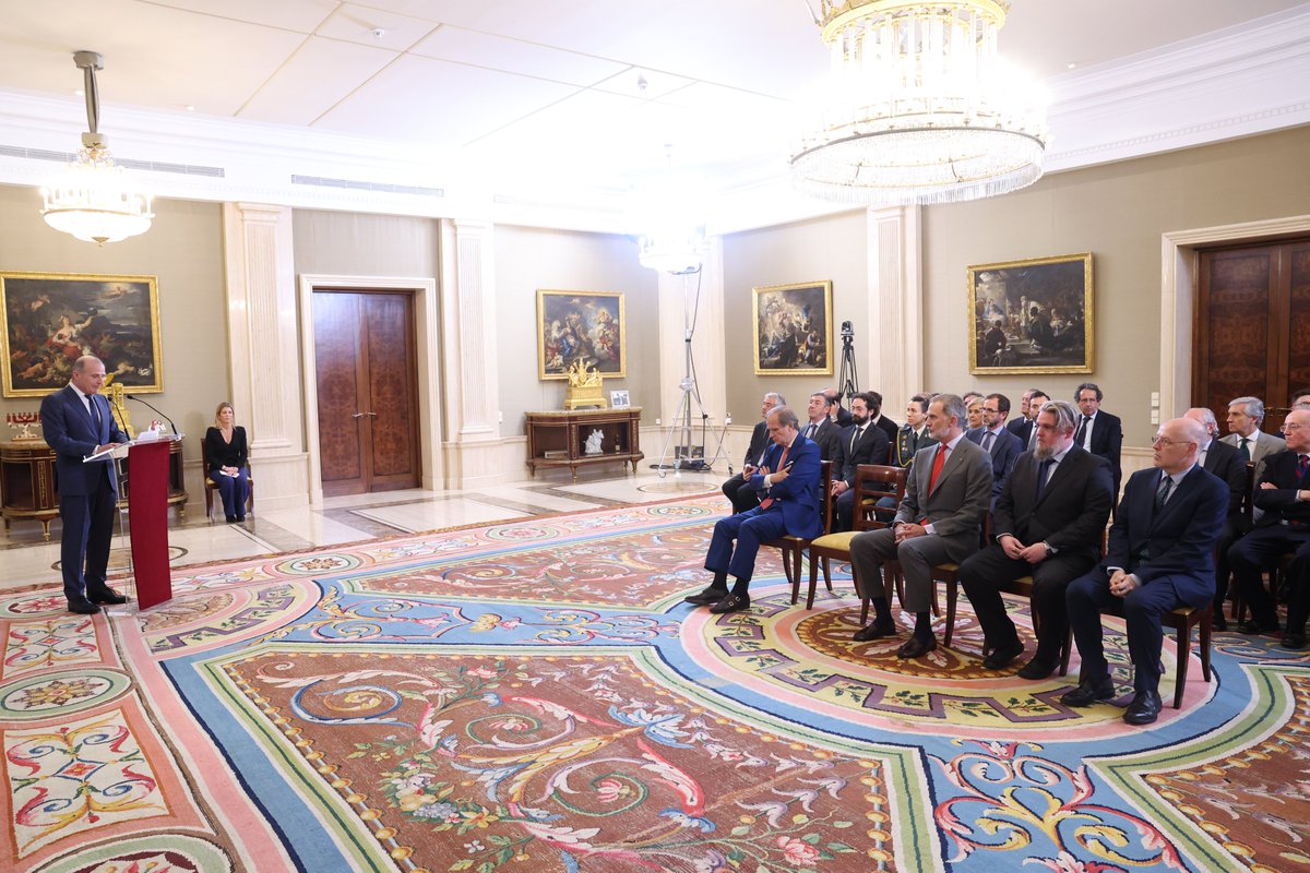 El Rey entrega los Premios FIES de Periodismo de las ediciones XXXII, XXXIII y XXXIV, concedidos a José María Arregui, Luis María Cazorla y Jordi Canal, respectivamente.

➡️casareal.es/ES/Actividades…