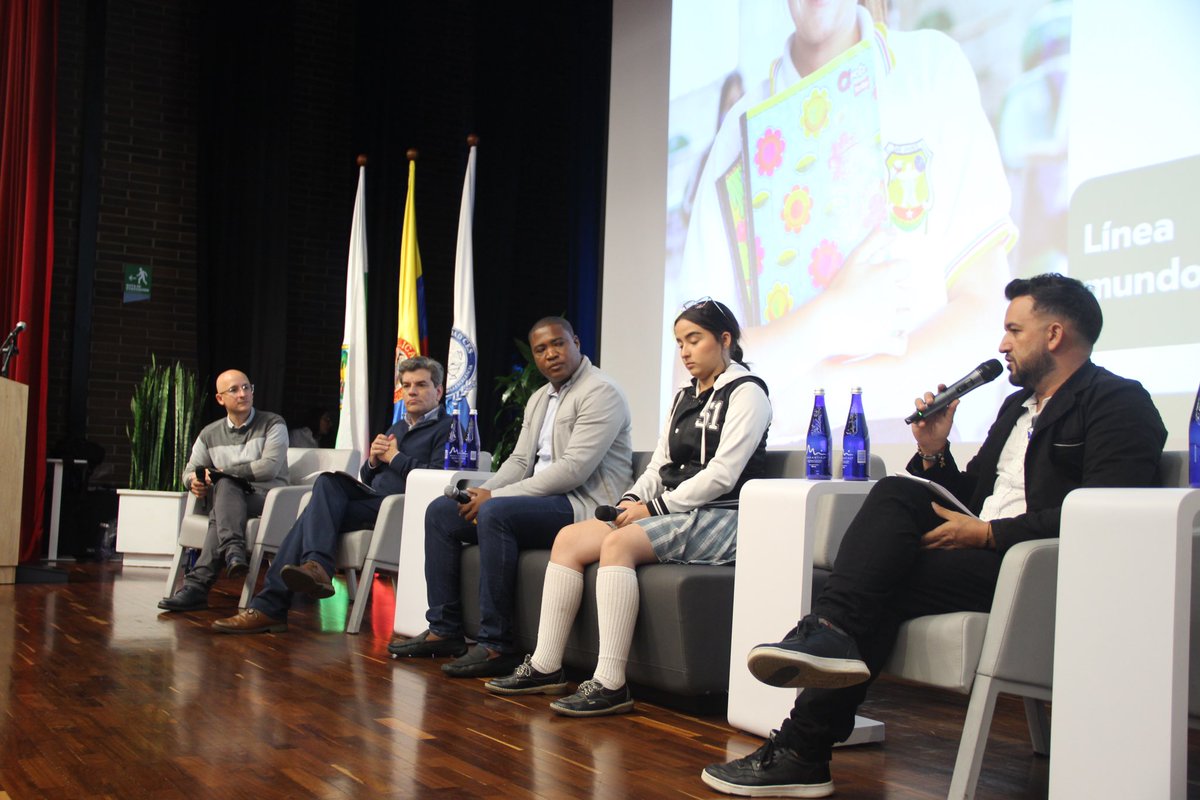 SecEducacionAnt's tweet photo. Desarrollamos el segundo conversatorio "Educación para un mundo digital y para el desarrollo", contando con la participación de maestros y estudiantes. Un espacio de reflexión hacia una educación transformadora en Antioquia.

@GobAntioquia @UniversidadCES @Corpogilbertoem https://t.co/6t45MLF722
