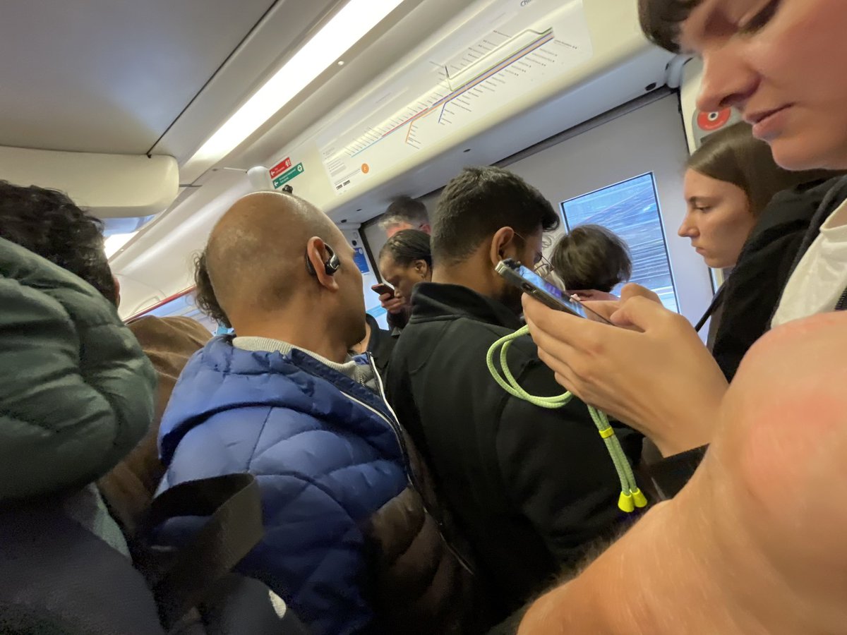 Sunniethehoob's tweet photo. We are playing sardines on the Marylebone line as the Metropolitan is bust. @HandleBards here we come. #handlebards #bromptonbicycle https://t.co/YB83rEkx88