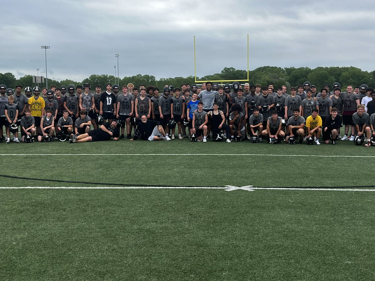 campus_football's tweet photo. We were excited to welcome Colt Football alum @Quintonhicks2 to practice today.
Quinton was a Freshman All American and multiple time National Champion at SDSU, but more importantly Quinton was a model student at CHS.
Thank you for coming to speak with our guys.
#ColtStrong https://t.co/8sLOJf1iAm