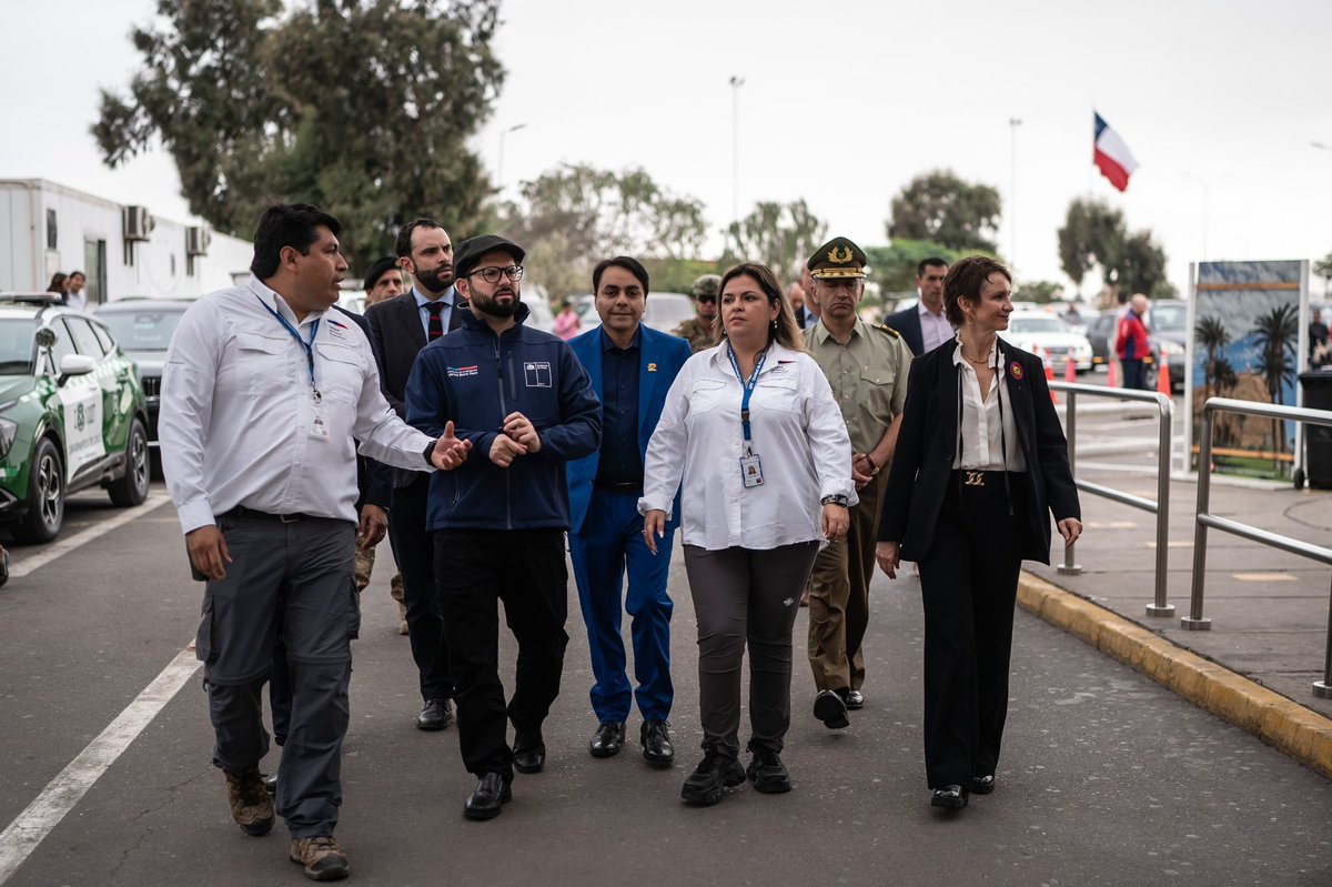 GabrielBoric's tweet photo. En nuestra frontera norte visité el Complejo Chacalluta, donde mejoraremos las instalaciones para aplicar controles más seguros y eficientes a las 5 mil personas que cada día transitan por este paso. 

Avanzamos en reforzar el control de nuestras fronteras con medidas como el puesto de observación que ya opera en Colchane y el punto militar equipado con tecnología de punta. La nueva realidad de la migración y el crimen organizado en Sudamérica, nos exige actuar con firmeza y así lo estamos haciendo.