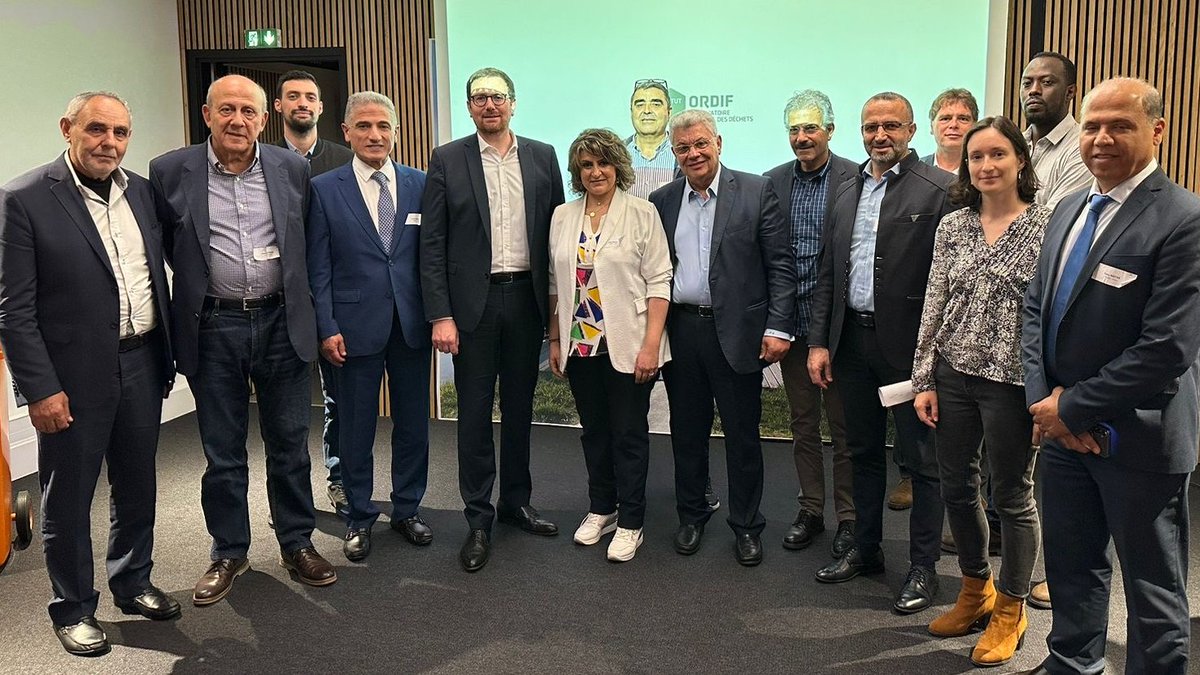 Il y a quelques jours, nous avions la chance d'être aux côtés de la délégation libanaise pour une matinée <a href="/ORDIF/">ORDIF</a>, la visite d’un pavillon de compostage à <a href="/VilledesLilas/">Ville des Lilas</a>, puis de riches échanges sur la thématique des déchets. 🗑️♻️

A lire sur <a href="/LesEchosIDF/">Les Echos Paris-IDF</a> : echoidf.fr/une-delegation…