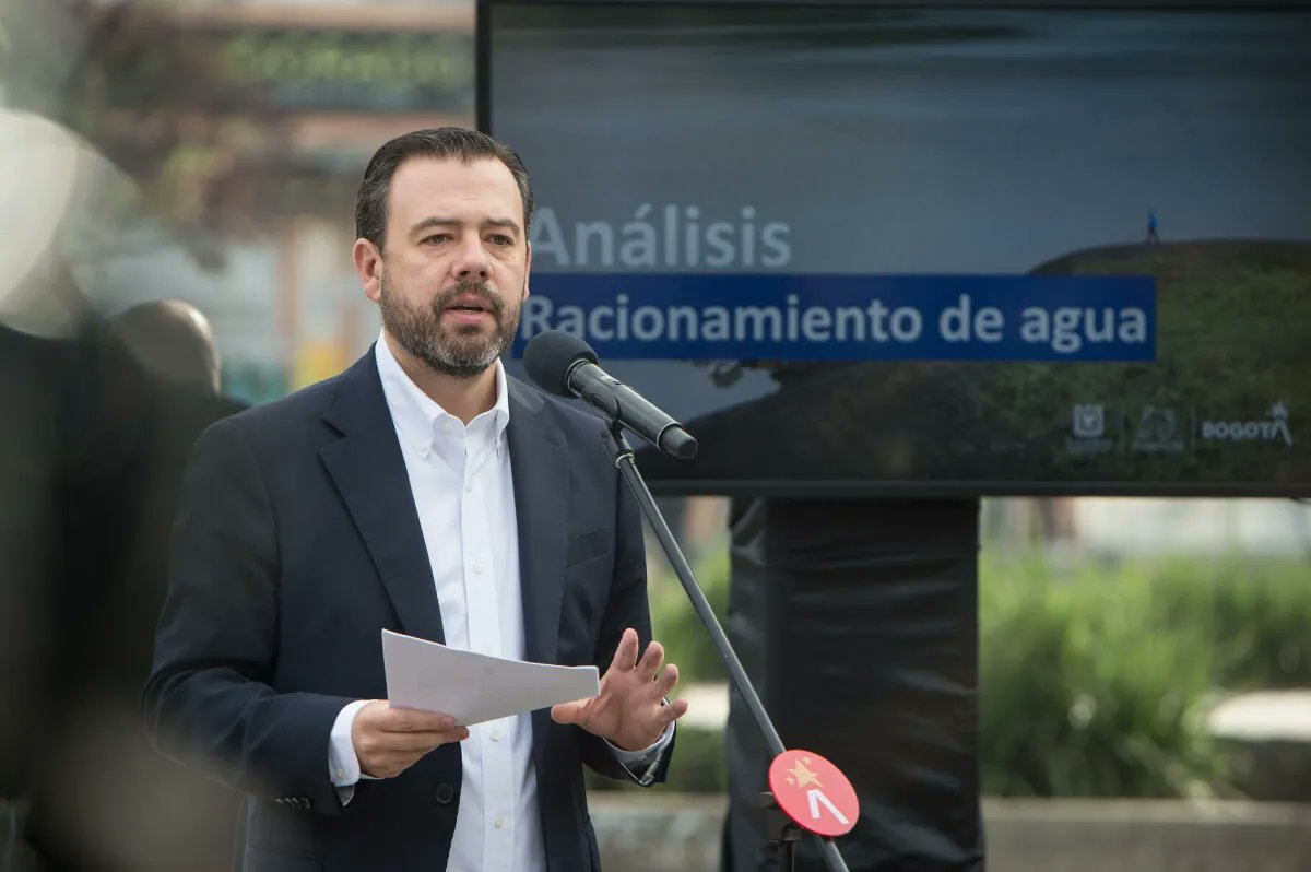 lasillavacia's tweet photo. Tras 50 días de racionamiento de agua en Bogotá, la ciudad ha ahorrado más de 7 millones de m3. 💦

Pero la estrategia de la alcaldía de @CarlosFGalan tiene algunos vacíos en:

💬comunicación,

📅planeación,

🏁metas confusas.

Va 🧵 https://t.co/d0sQOsuOdp
