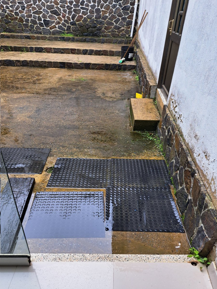 pipeff27's tweet photo. @PrimeraSenado Exigimos condiciones dignas en nuestros lugares de trabajo,  las inspecciones de policía la gran mayoría se encuentran abandonadas, en este caso sin baño, sin puerta y con acumulación de aguas, todo esto en pleno invierno #inspectorescol https://t.co/1Wpyzgt6l6