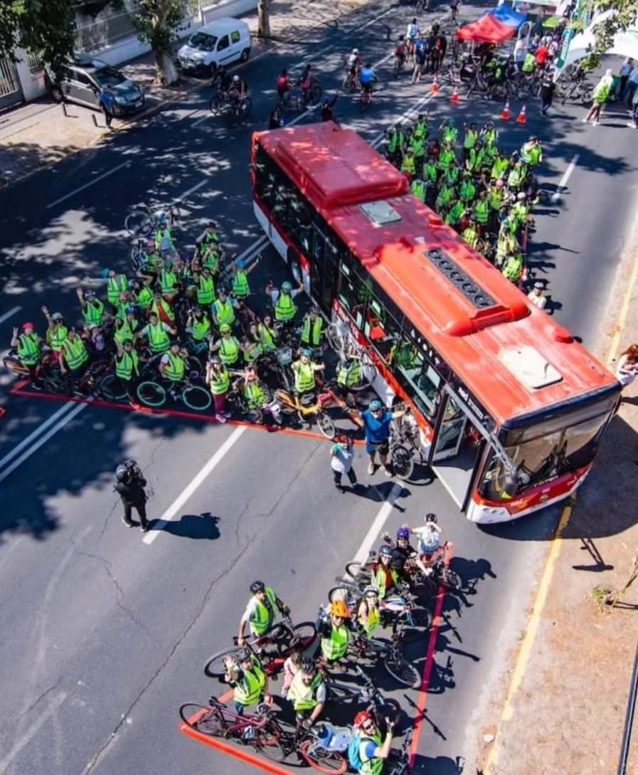 InformaCosmos's tweet photo. Esta fotografía muestra de manera bastante gráfica dónde están los puntos ciegos de un bus, para que los ciclistas lo tengan en cuenta al momento de moverse cerca de estos vehículos.

 ¡Hay que prevenir los accidentes! https://t.co/f2hbOLo3io
