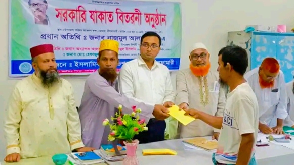 ডোমারে নিম্ন আয়ের অসহায় মানুষের মাঝে সরকারি যাকাত বিতরণ