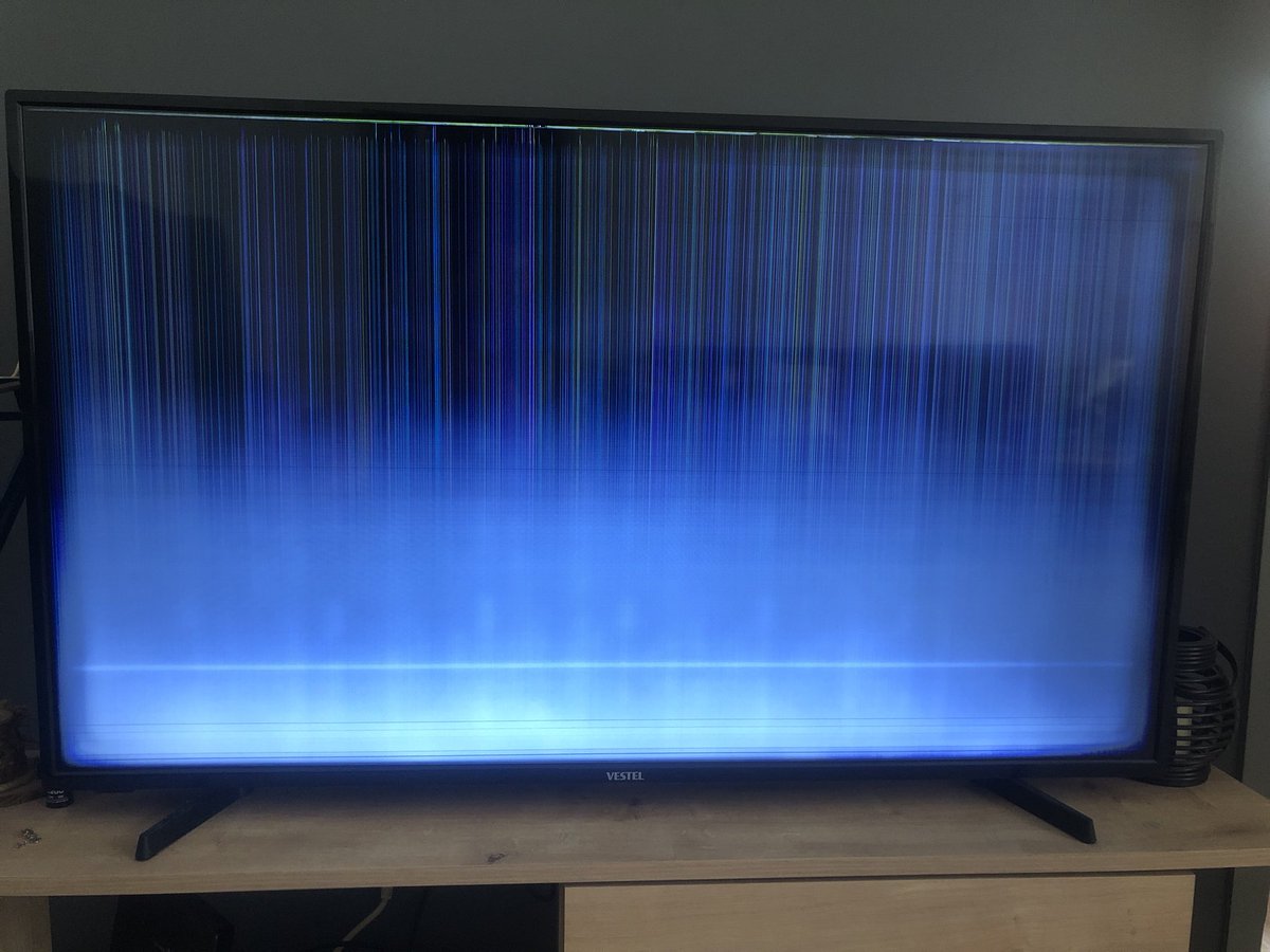 OzlemAgy's tweet photo. @Vestel 3 sene olmadan bozulan televizyonunuz gibi mi ? Servisin 6000 tl istemesi gibi mi ? Tam bir hayal kırıklığısınız. https://t.co/Wd37kub7XA