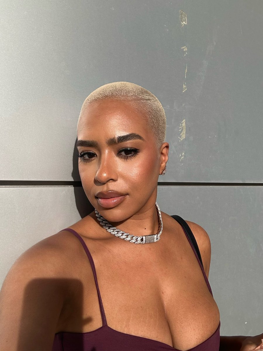 👩🏽‍🦲👩🏽‍🦲👩🏽‍🦲😻😻😻😻
