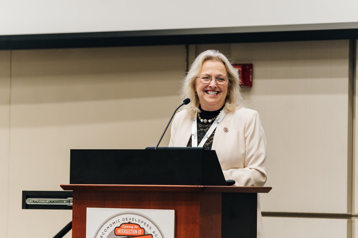 Cheers to Clark Casteel of the Danville Regional Foundation for a thoughtful discussion around Foundations and Philanthropy to Support Community Development. Special thanks to VEDA President Linda Green, Executive Director, @sovaregion, for the warm introduction! #goveda