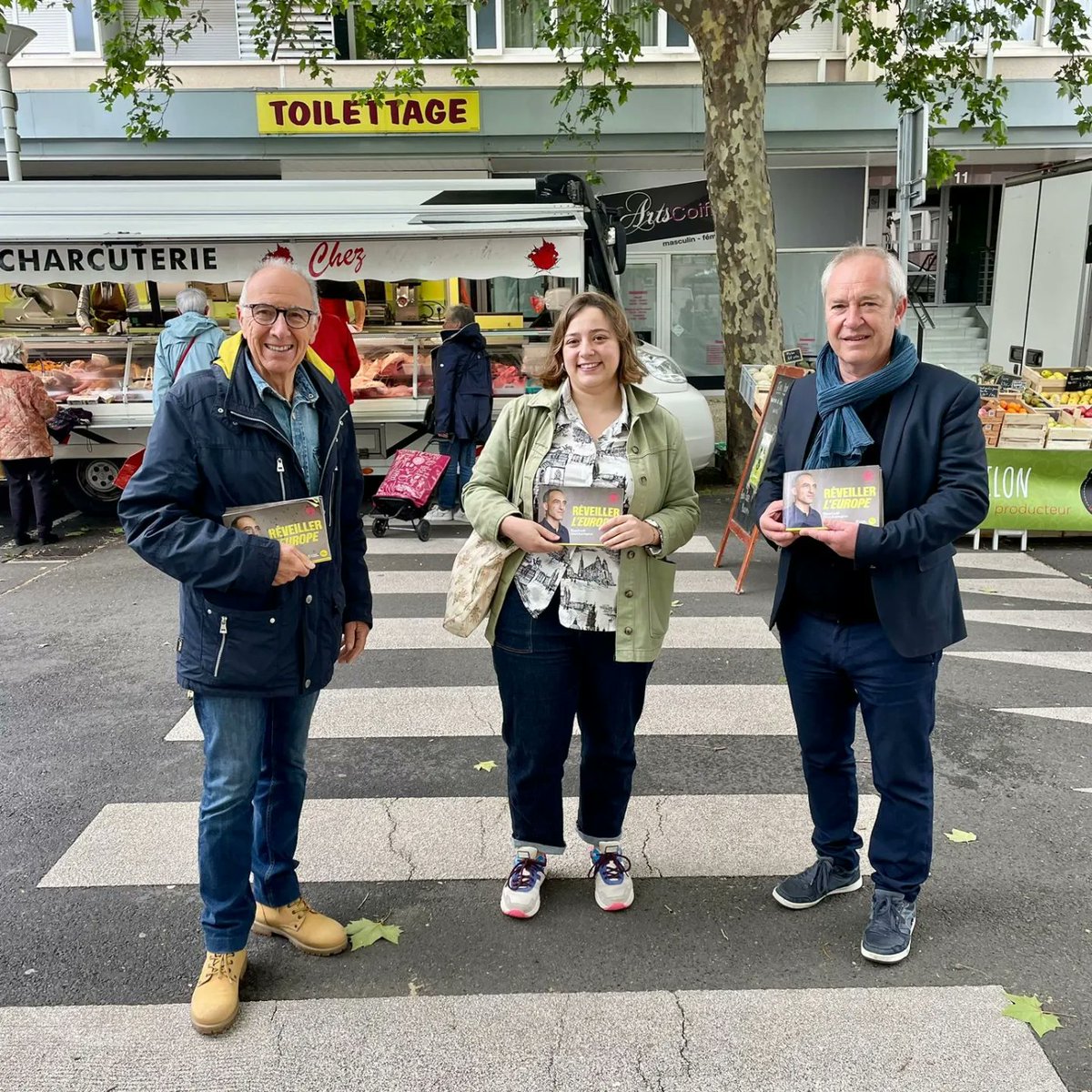 PSCournon's tweet photo. Depuis deux semaines, notre section vient à votre rencontre pour vous parler d'Europe 🇪🇺

Nous sommes venus échanger avec vous pour un autre modèle européen sur les marchés de Cournon et du Cendre, devant les écoles 🔥

Motivés jusqu'au dernier instant pour Réveiller l'Europe ! https://t.co/ktKgf84fyN