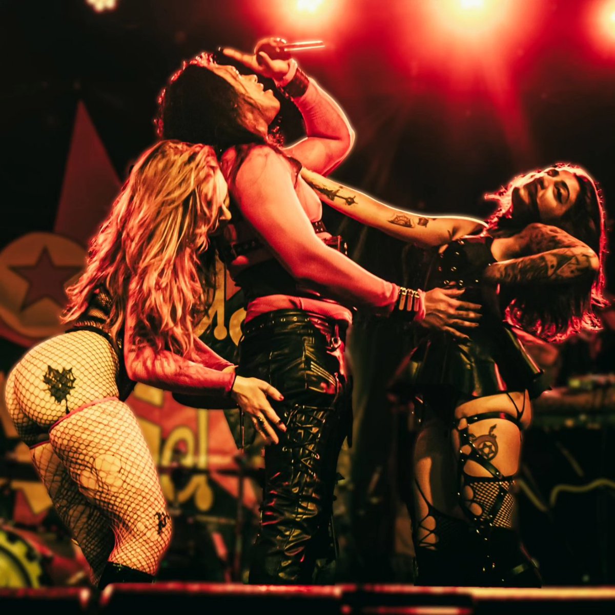 SamAstaroth666's tweet image. The stage brings this demon to life 🔥

Spicy performance w/ @lololuvely &amp;amp; @edawg_h 💃

From the epic show with @lordsofacid 👅

Wanna see this live again spawns? 😈

🎤 @sennheiser e935
📸 @afterdeathimages

#demoncore #rituals #astaroth #liveperformance