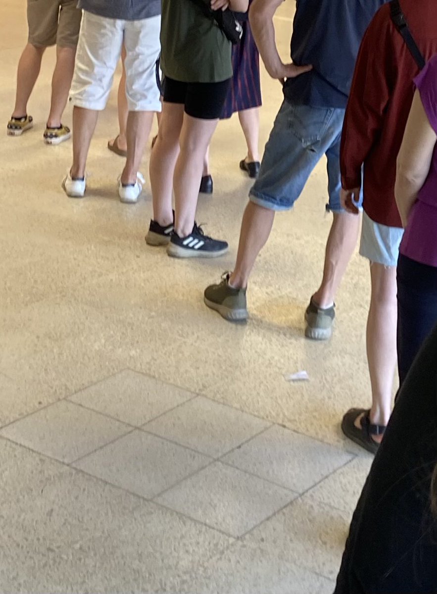 Nyt meinasi jäädä viime minuuteille ja niin näköjään muillakin, parinkymmenen metrin jono äänestyspaikalla 19.50 😅
#ennakkoäänestys #eurovaalit
