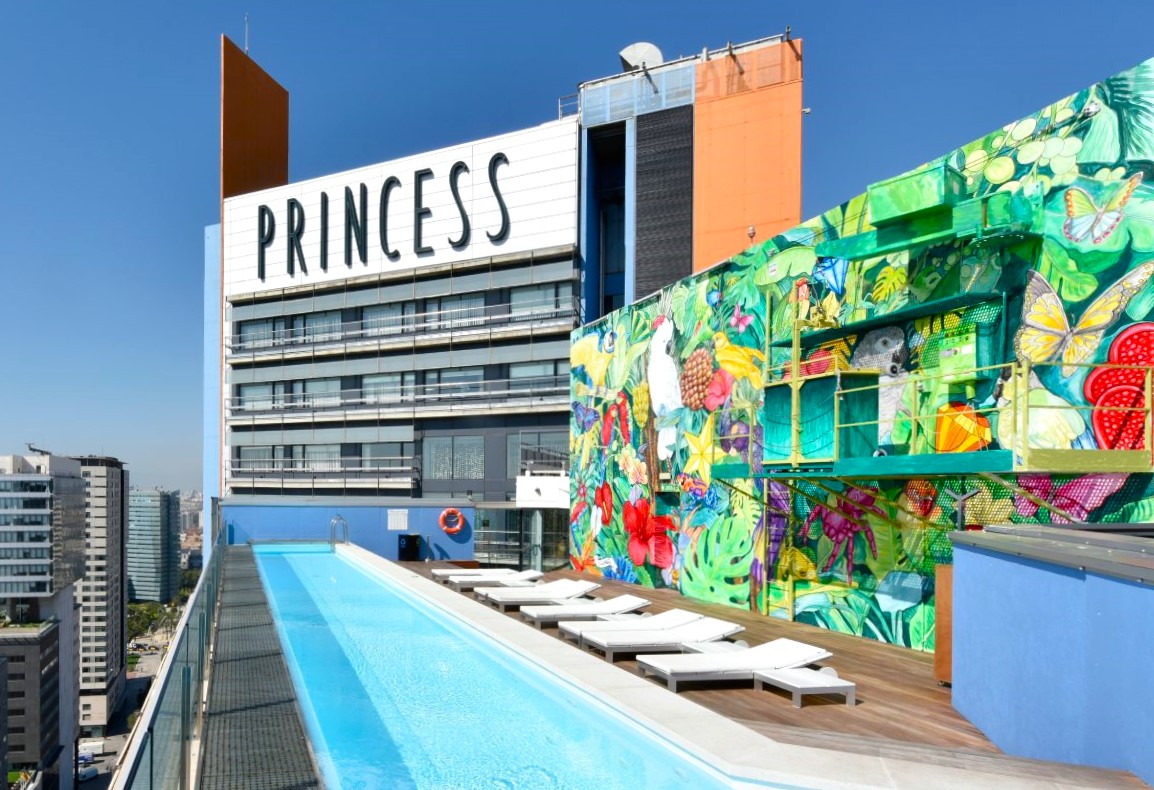 Bcnsingular's tweet photo. Un mural a les altures: l'obra 'Fantasia Utopia' de l'artista Javier Navarro Romero, àlies 'El dios de los tres', a la terrassa de la planta 23 de l'Hotel Barcelona Princess (av. Diagonal 1 #DiagonalMar) https://t.co/oePDtCjIIX