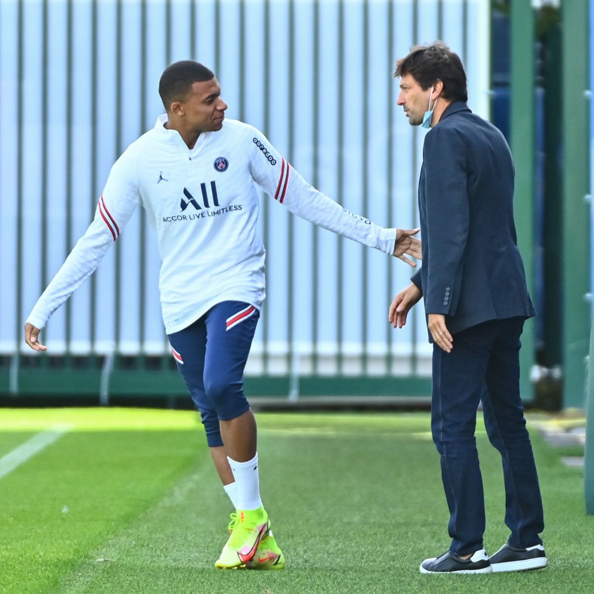 🇧🇷 Leonardo sur Kylian Mbappe en 2023 : 

« Le PSG existait avant Kylian Mbappé et il existera après lui. 

Cela fait six ans qu'il est à Paris et, sur ces six saisons, cinq clubs différents ont remporté la Ligue des Champions. 

Cela veut dire qu'il est tout à fait possible de