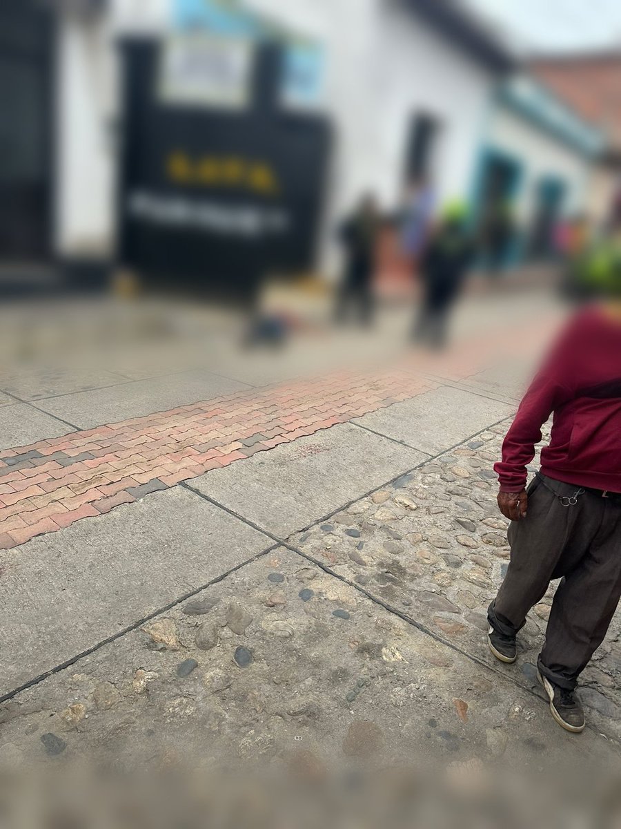 CSelPeriodista's tweet photo. #LoUltimo
Una persona perdió la vida tras un ataque con arma blanca ocurrido en el barrio Jesús Cautivo de Ocaña. Además, según el reporte de las autoridades, fue embestido por un vehículo. La Policía y secretaría de gobierno hacen presencia en el lugar. https://t.co/NVoIZI6dVR