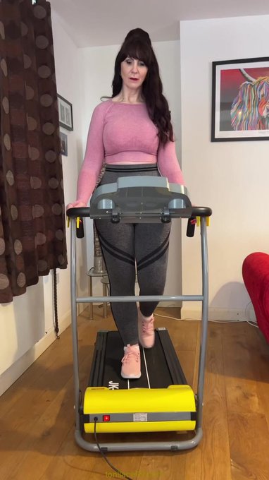 My new video is really hot! Check it out!  https://t.co/y995l4Uo7K https://t.co/30WPmY6jva