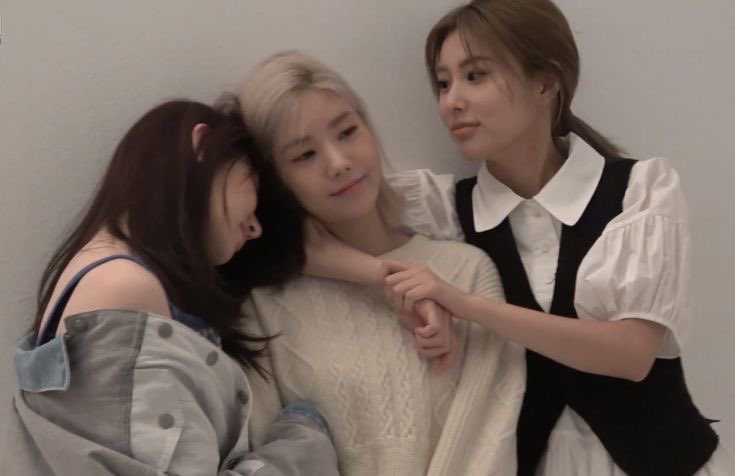 hourly izone tweet media