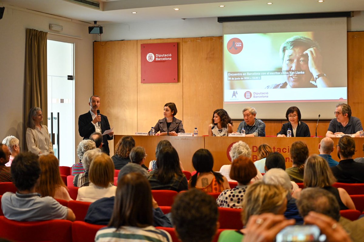 CasaAsia's tweet photo. ✨ ¡Hoy nos visita en Barcelona el escritor chino Yan Lianke!

En conversación con su traductora @bcuadramora y el sinólogo @mnlolle, el autor nos presenta Duro como el agua, su última novela traducida al castellano.