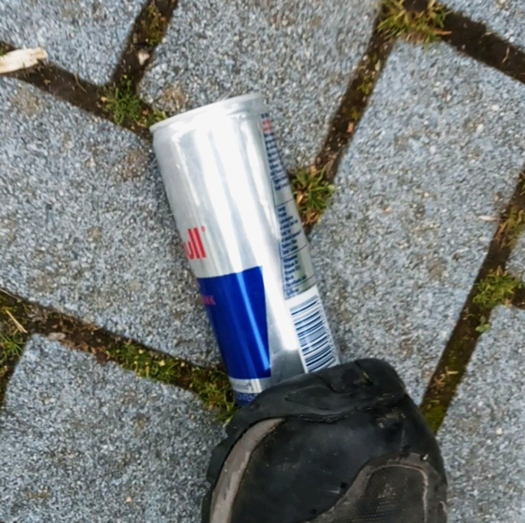 Lekjutter's tweet photo. Daar heb je weer zo'n @redbull blikje zonder #statiegeld
Geproduceerd in Oostenrijk voor Red Bull South Africa.
Door #parallelimport op de Nederlandse markt terecht gekomen.
Dat krijg je dus met krakkemikkige wetgeving die geen verkoopverbod bevat op blikjes zonder statiegeld. https://t.co/g4Xk8RTa73