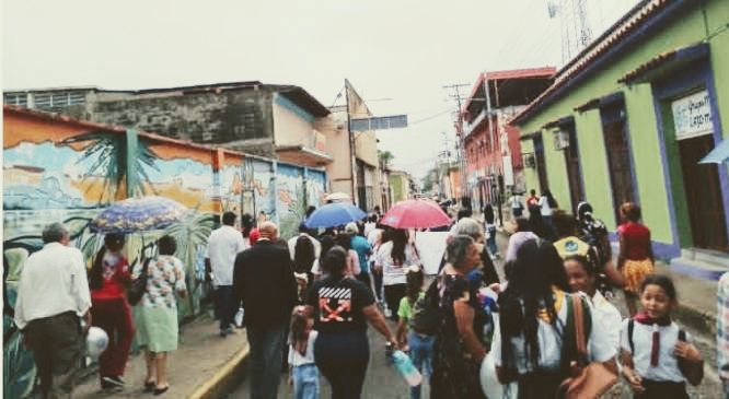 *DISTRITOS I Y II DE CALABOZO MARCHARON POR LA SALUD*
El 1 de Junio la iglesia Adventista en Calabozo realizó la Caminata por la Vida y la Salud en el Centro de la ciudad, donde se compartió un mensaje de conciencia en mantener un estilo de vida saludable. (Pr Luis Matute)