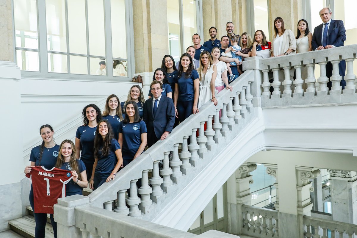 MADRID's tweet photo. 📢Recibimos al equipo femenino del Club Voleibol Madrid, tras su ascenso a primera división
✅El alcalde ha felicitado a este equipo de Chamberí convertido en el único representante de la región en la máxima categoría del voleibol femenino nacional
 👉https://t.co/kOfnFEiZsS https://t.co/C12IBnGqyt