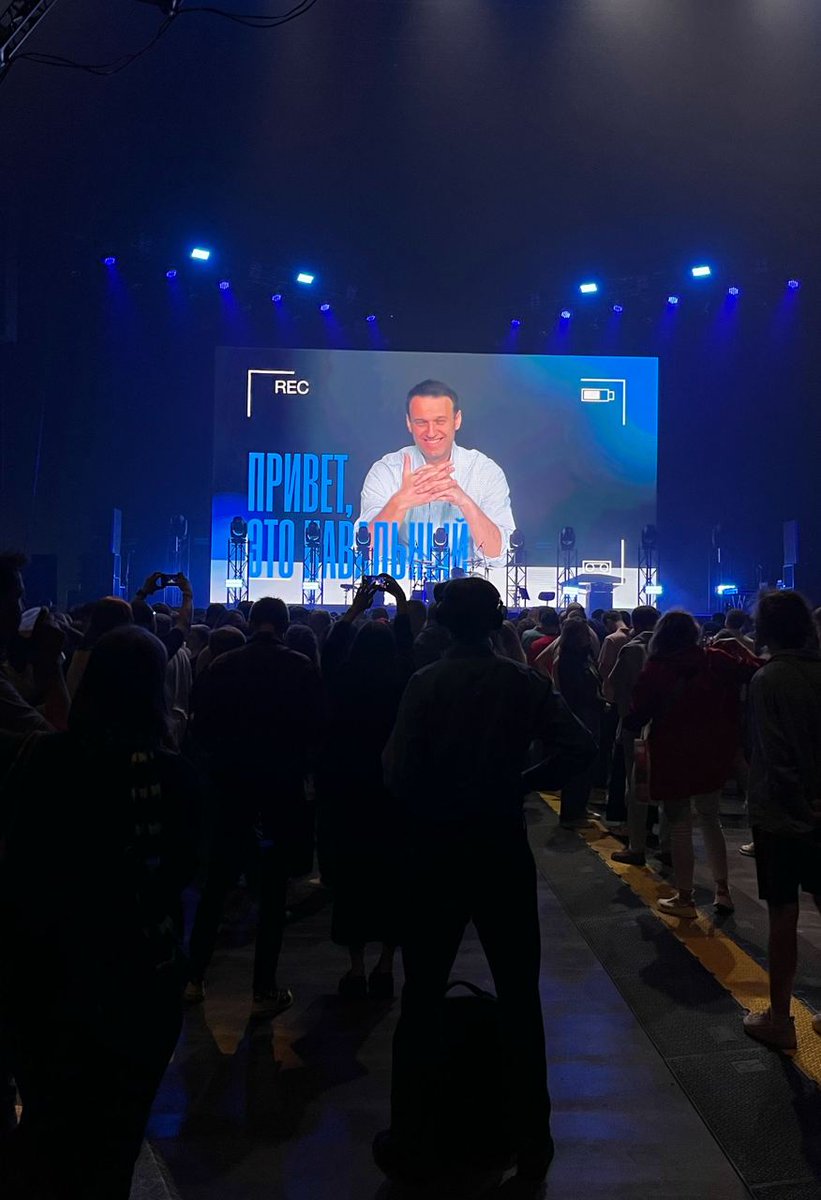 Перед началом на экране нарезка классных моментов с Алексеем 💔