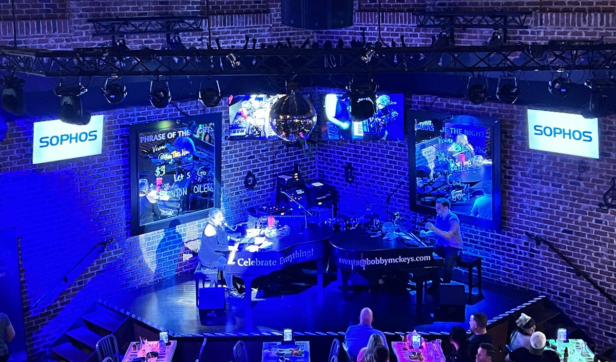 Sophos's tweet photo. Live music, networking, and more was a great way to round out day 1 of #GartnerSec 2024! As we head into day 2, we look forward to continuing the conversation around today’s #CyberLandscape.
If you haven’t yet, meet us at booth 551 to connect with our team. https://t.co/uyCTSF4aft