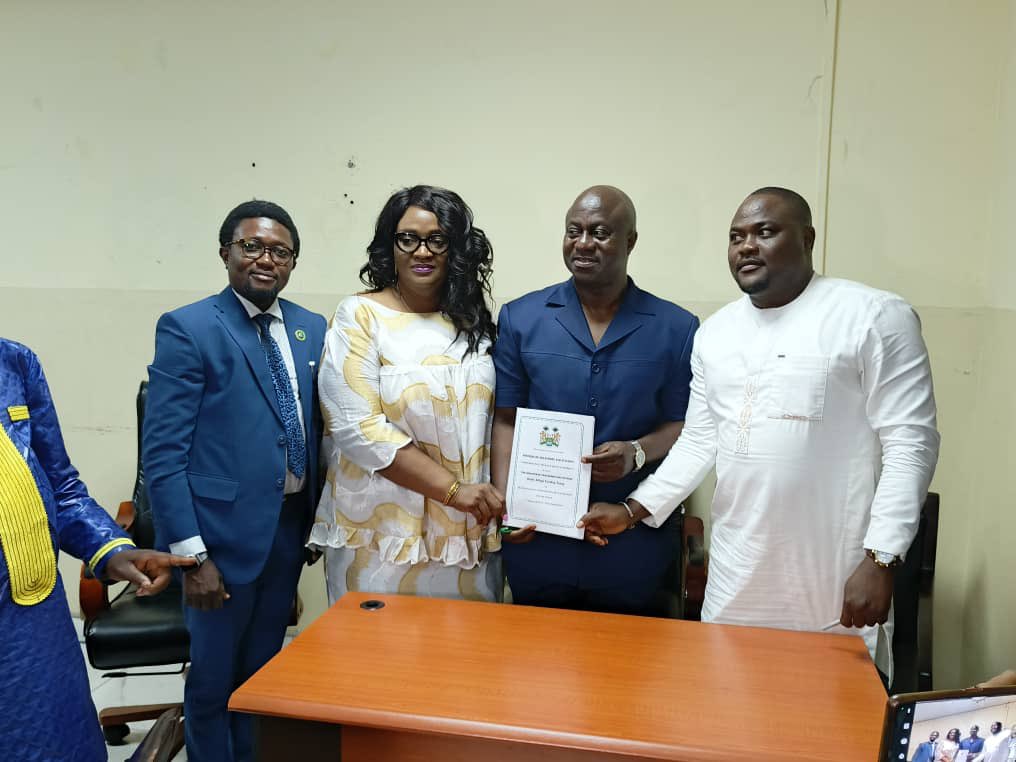 mmgeorgeSL's tweet photo. Signed performance contract Agreement today with the Minister of Transport @FANDAYTURAY in respect of achieving on set activities for the yr under review. The #SLPHA team lead by its DG, @yankubamcie is committed to ensure that the Ministry successfully sails through on its obligations signed with the President @PresidentBio.
@yankubamcie
@dsengeh
#SaloneX