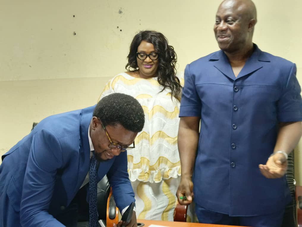 mmgeorgeSL's tweet photo. Signed performance contract Agreement today with the Minister of Transport @FANDAYTURAY in respect of achieving on set activities for the yr under review. The #SLPHA team lead by its DG, @yankubamcie is committed to ensure that the Ministry successfully sails through on its obligations signed with the President @PresidentBio.
@yankubamcie
@dsengeh
#SaloneX