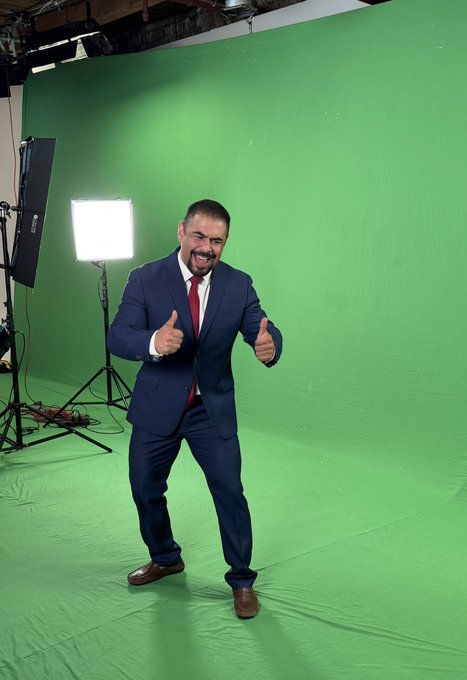 On set today, acting 🤪 silly. Hopefully this makes your Monday better. https://t.co/nkgJoE4zDW