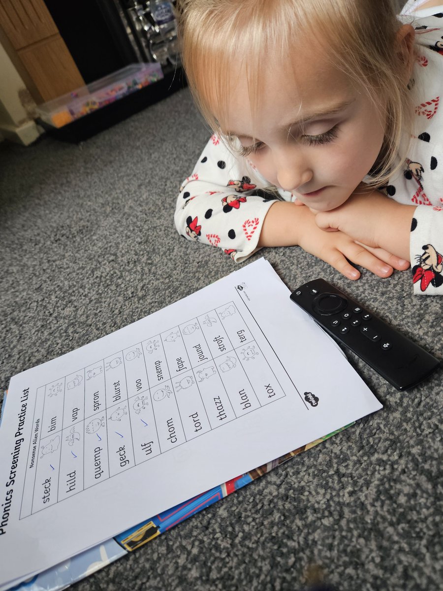 TerriMorgan3's tweet photo. @ChilternPSHull Romanie-Mae doing her phonics screening test at home ready for her screening test at school. 33/40 https://t.co/DWdWcu1tT2